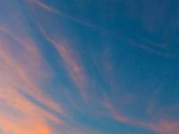 Glühende Wolkenfetzen am Himmel